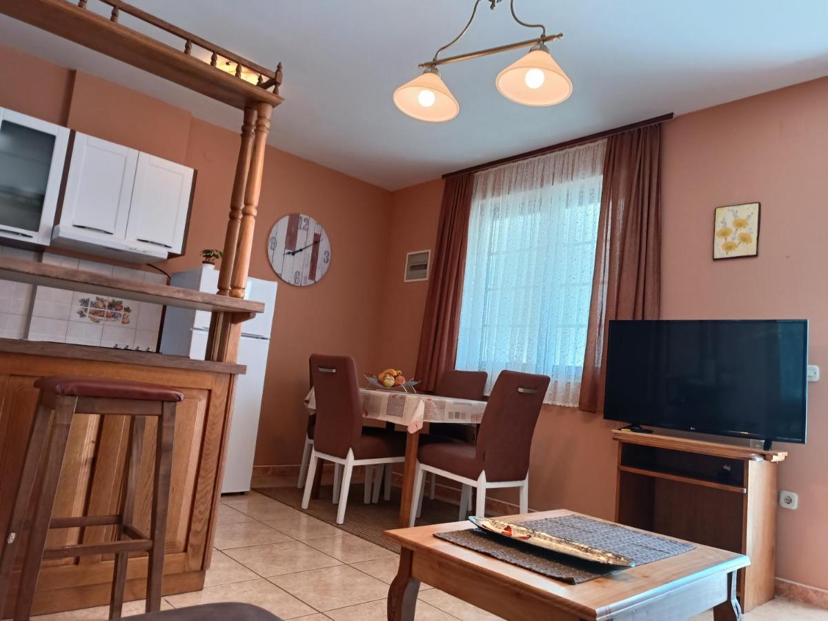 Apartments Ivicek ポレッチ エクステリア 写真